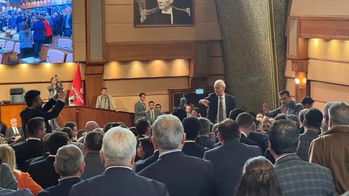 İBB Meclisinde Arbede: Su ve Kitapçık Fırlatıldı