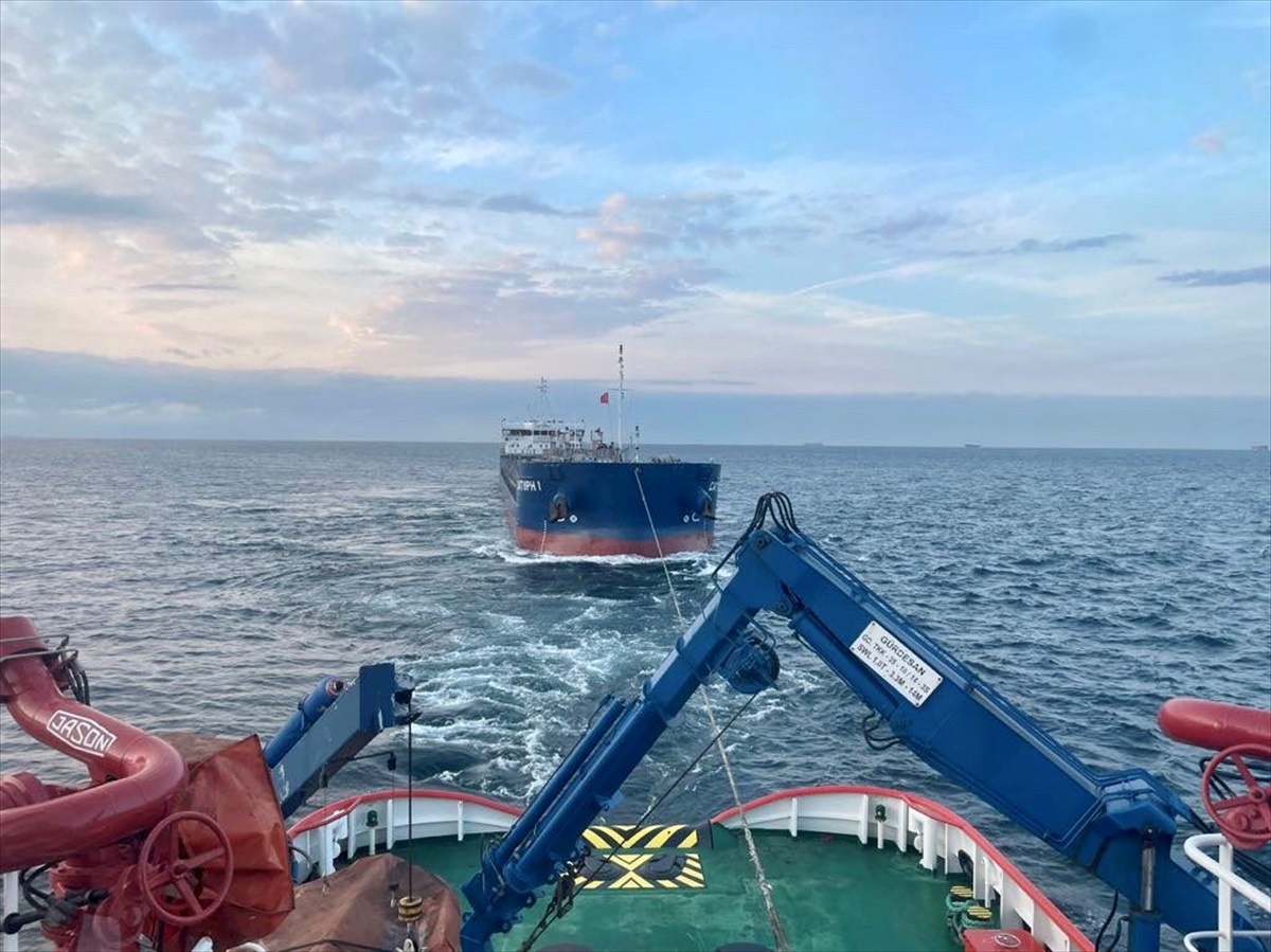 Boğaz\'da Arıza Yapan Tanker Kurtarıldı