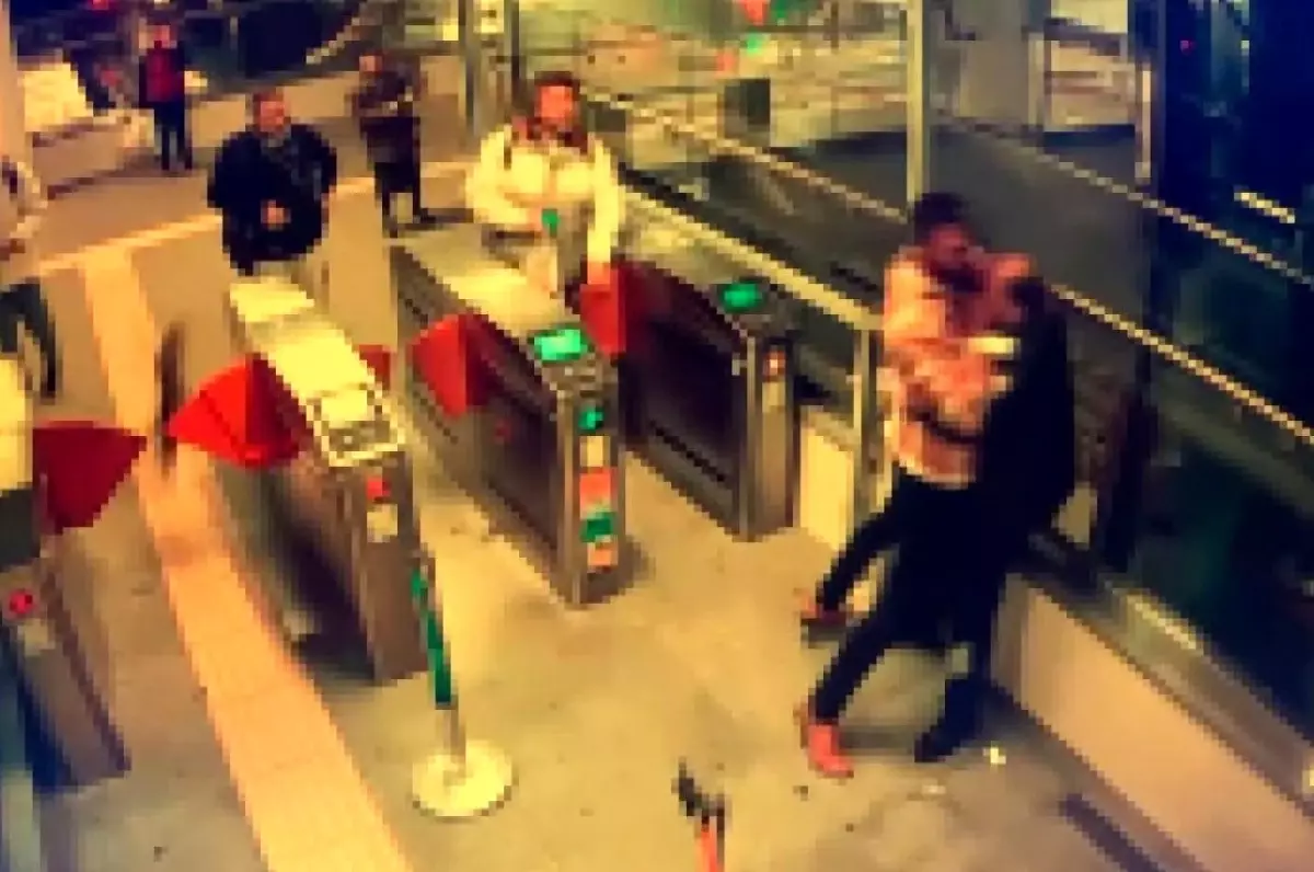 Marmaray\'da Güvenlik Görevlisi, Alkollü Şahısı Vurdu