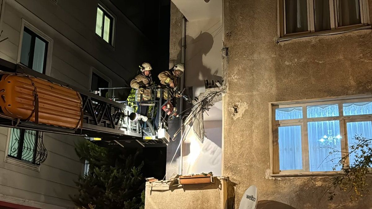 Kartal\'da Balkon Çöktü