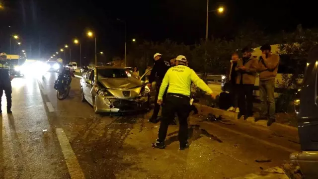 Kaza yapan genç sürücü, araçta sıkışan annesin elini kurtarılana kadar bırakmadı