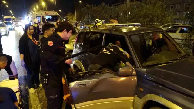 Kaza yapan genç sürücü, araçta sıkışan annesin elini kurtarılana kadar bırakmadı