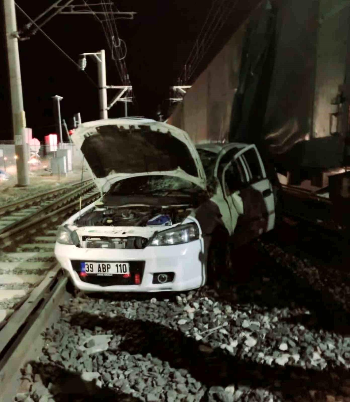 Lüleburgaz\'da Tren ve Otomobil Çarpıştı