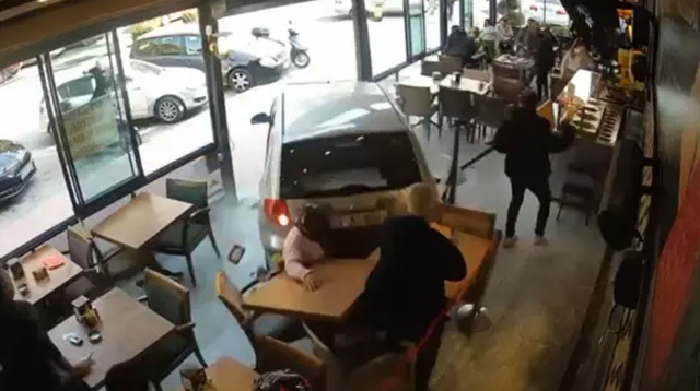 Ölümle burun buruna kaldı, telefonu ile görüntü çekmeye çalıştı Ölümle burun buruna kaldı, telefonu ile görüntü çekmeye çalıştı