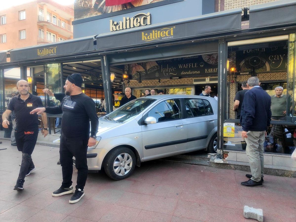 Kuşadası\'nda Kafe Önünde Trafik Kazası
