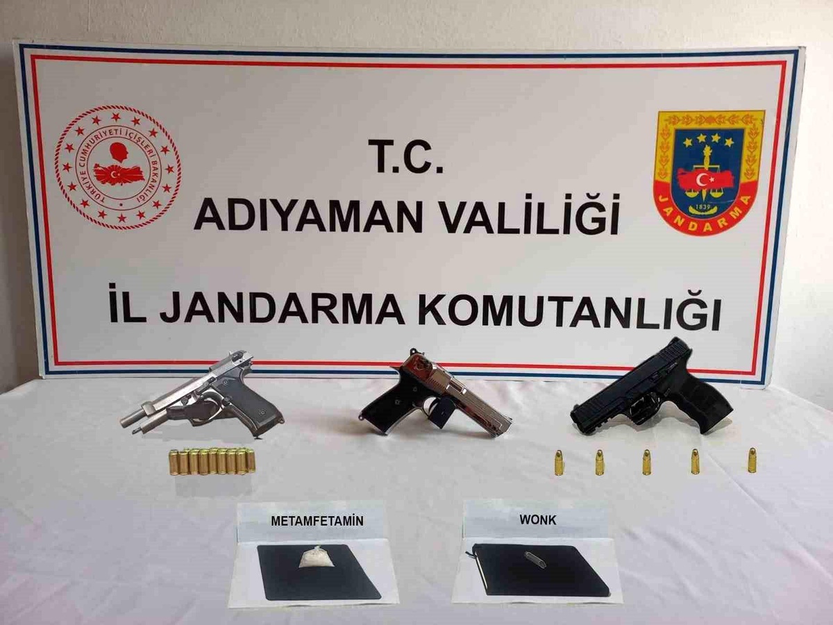 Adıyaman\'da Yol Uygulamasında Silah ve Uyuşturucu Ele Geçirildi