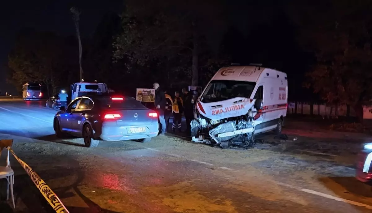 Sakarya\'da ambulansın karıştığı zincirleme kazada 1 kişi öldü 3 sağlık personeli yaralandı