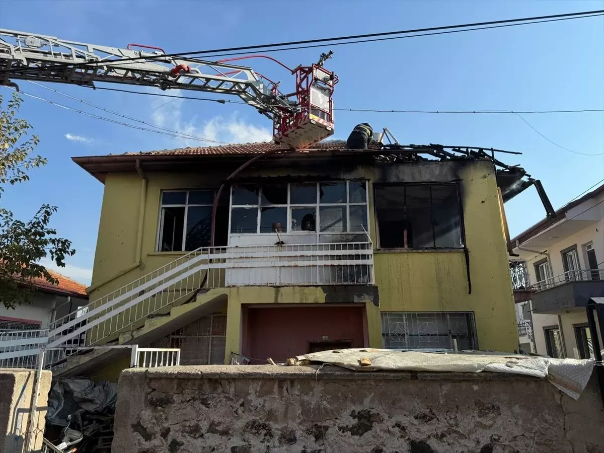 Aksaray\'da Yangın: Baba ve İki Çocuğu Hastaneye kaldırıldı