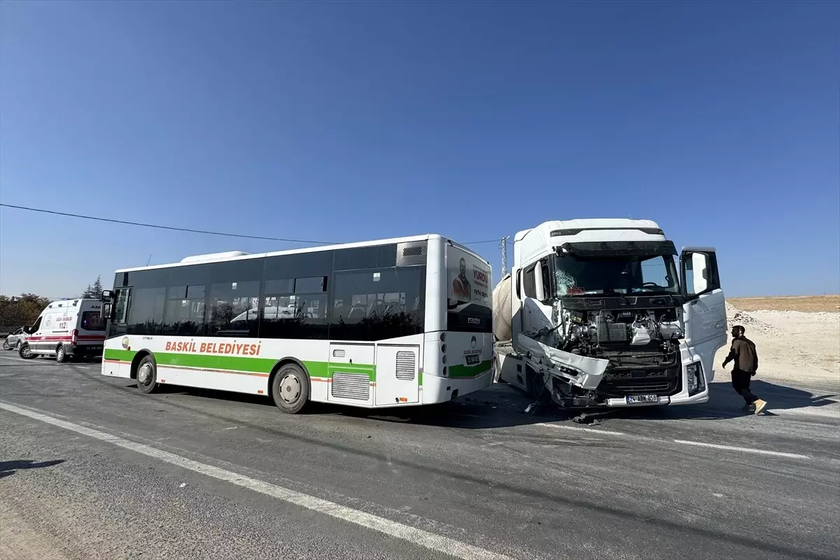 Elazığ\'da Otobüs ve Tır Çarpıştı