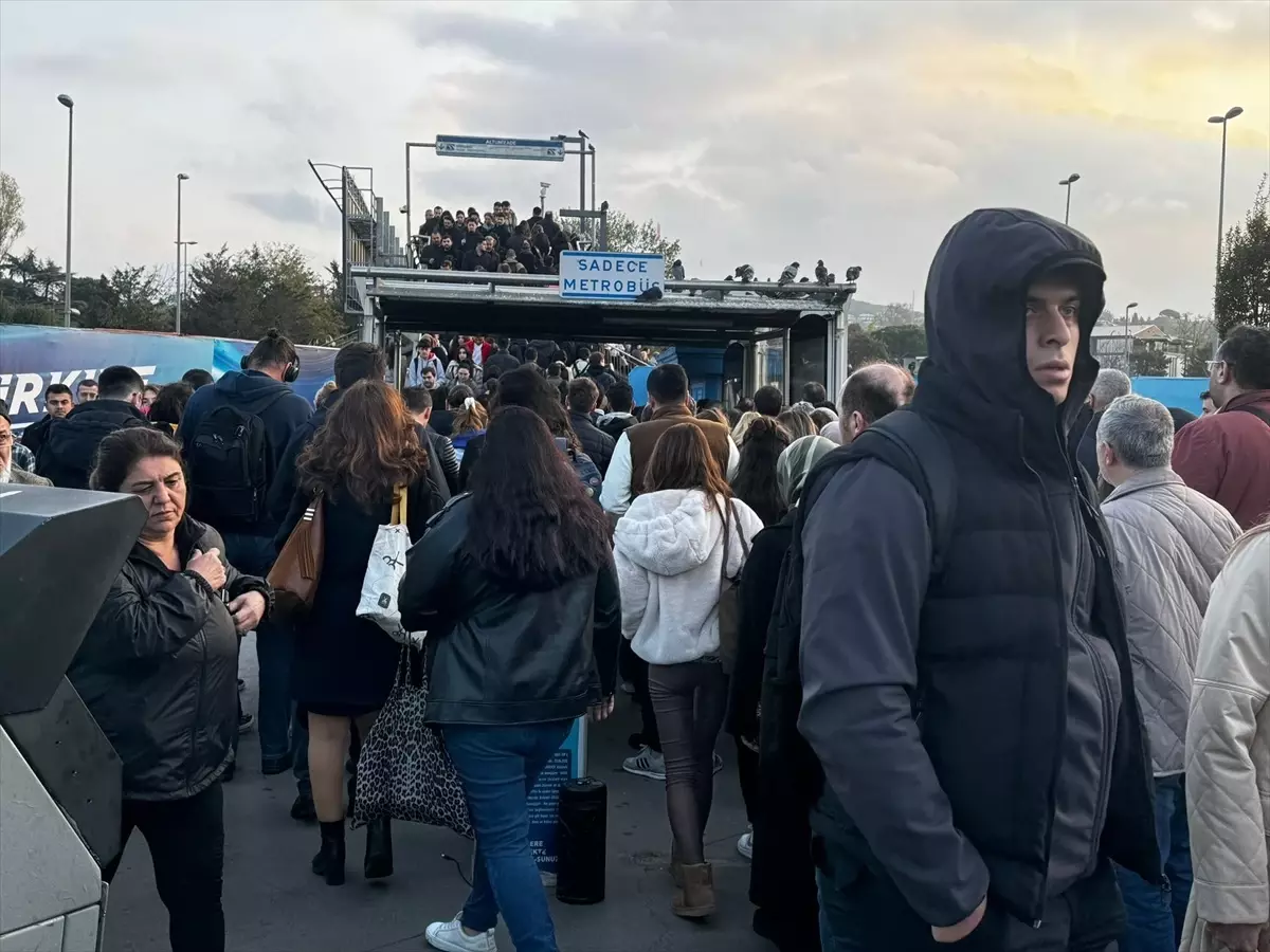 İstanbul\'da Metrobüs Yoğunluğu Artıyor