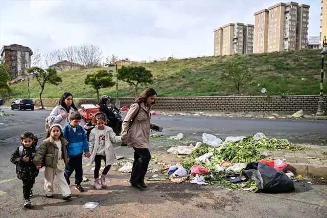 Maltepe'de işçiler grev kararı aldı, sokaklarda çöp yığınları oluştu