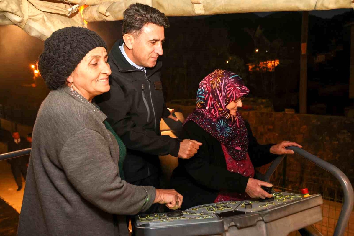Bekdemir Köyünde İlk Asfalt Döküldü