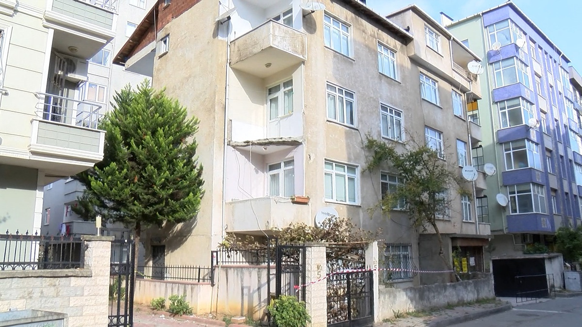 Kartal\'da Balkon Çöktü, Bina Boşaltıldı