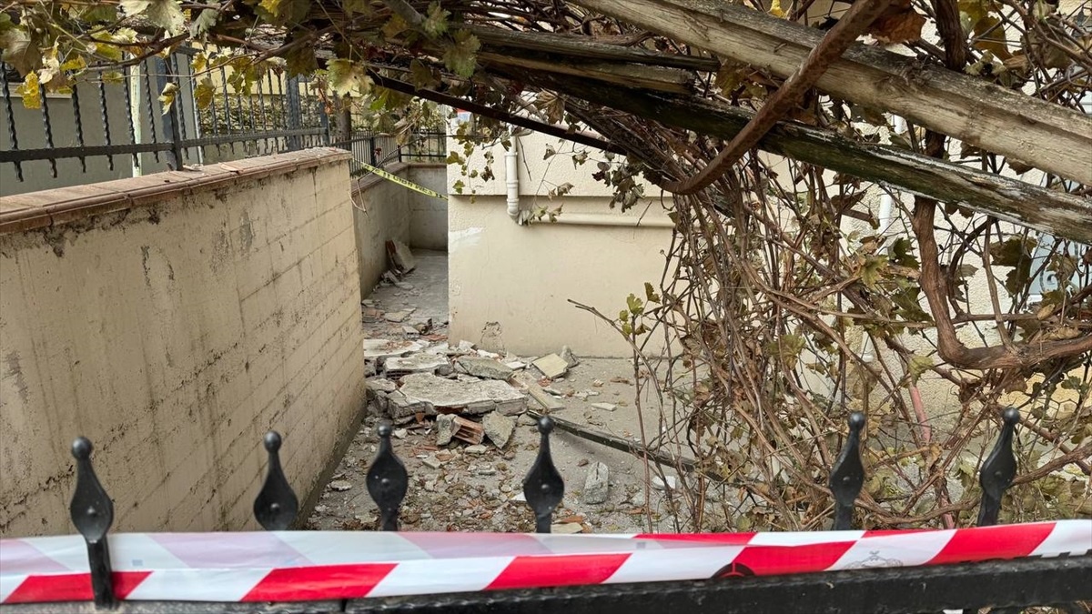 Kartal\'da Balkon Çöktü, Bina Mühürlendi