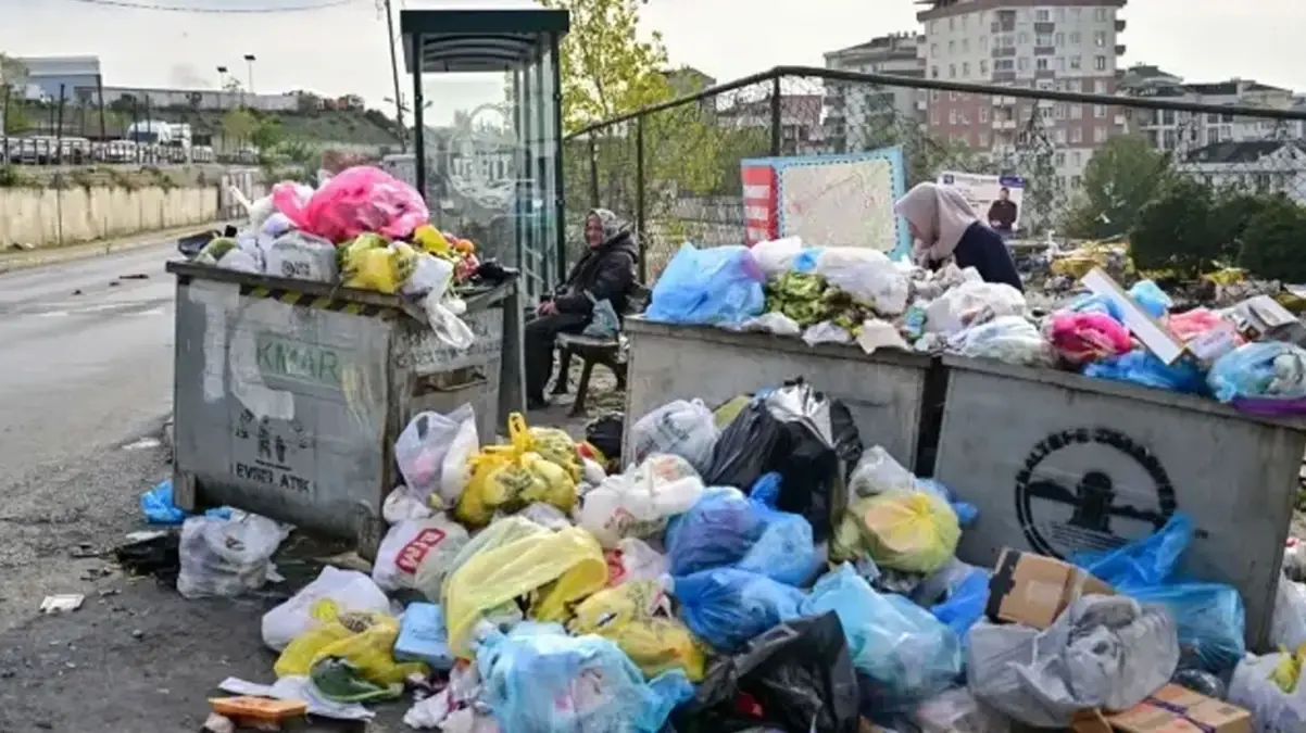 Maltepe\'de işçiler grev kararı aldı, sokaklarda çöp yığınları oluştu