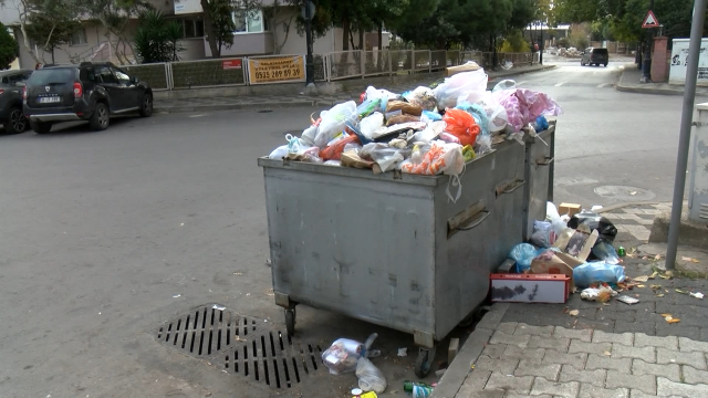 Maltepe'de işçiler grev kararı aldı, sokaklarda çöp yığınları oluştu