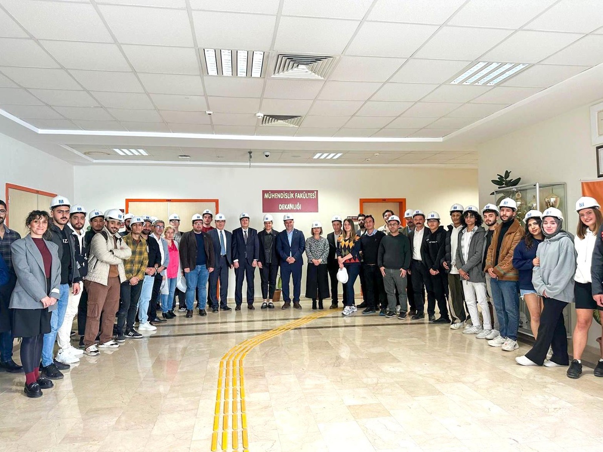 Bilecik\'te Mühendislik Öğrencileri Baret Taktı