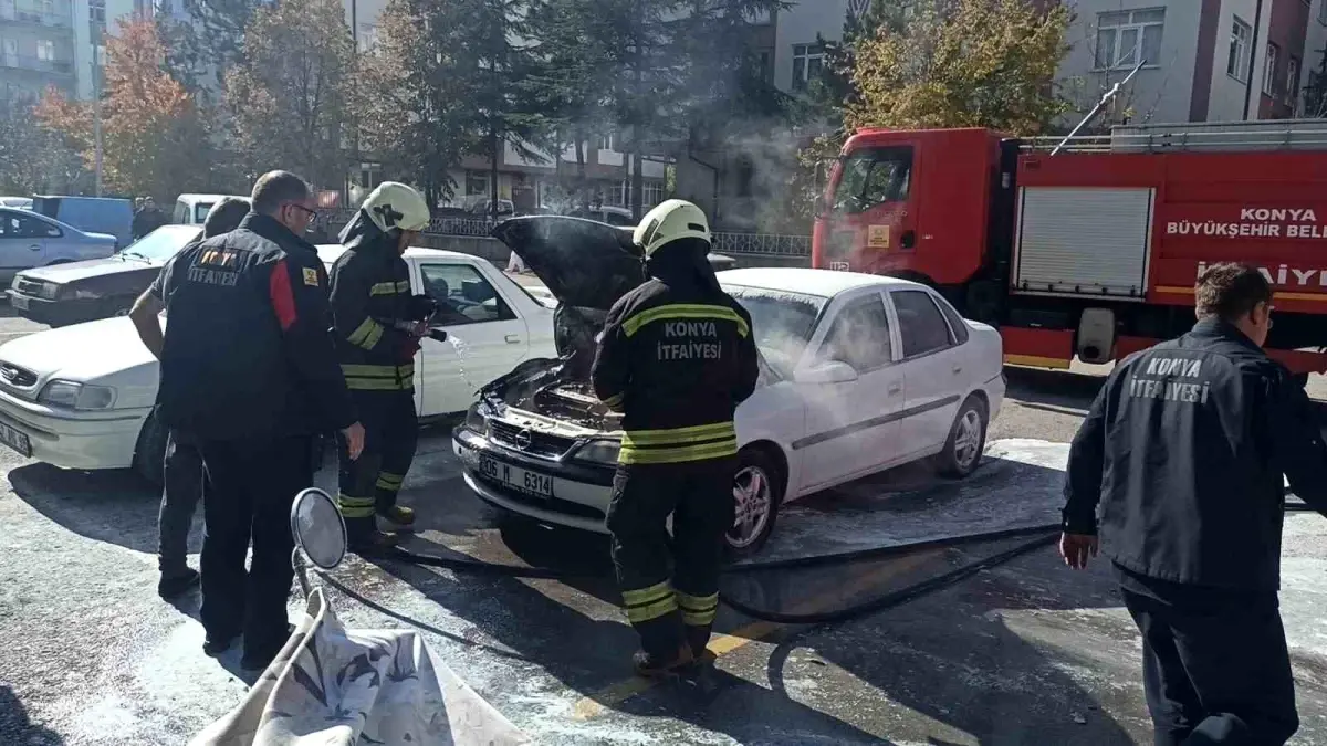 Konya\'da Park Halindeki Aracın Motorunda Yangın Çıktı