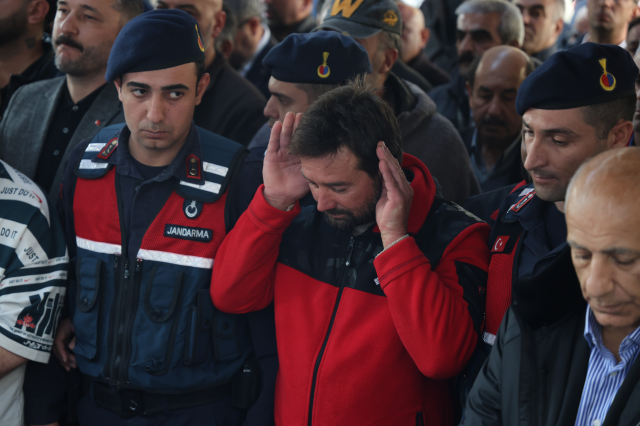 Özel izinle 5 çocuğunun cenazesine gelen babanın görüntüleri kahretti