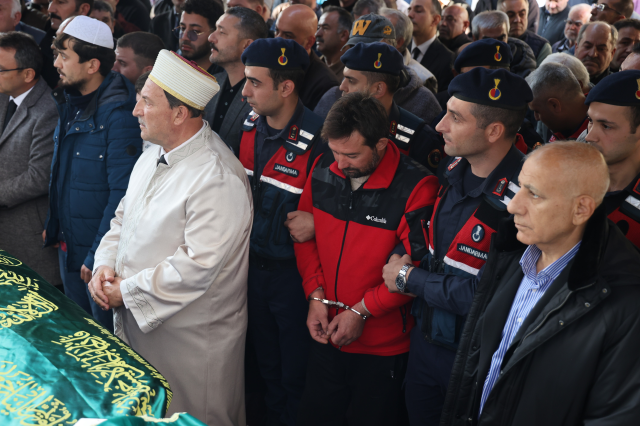 Özel izinle 5 çocuğunun cenazesine gelen babanın görüntüleri kahretti