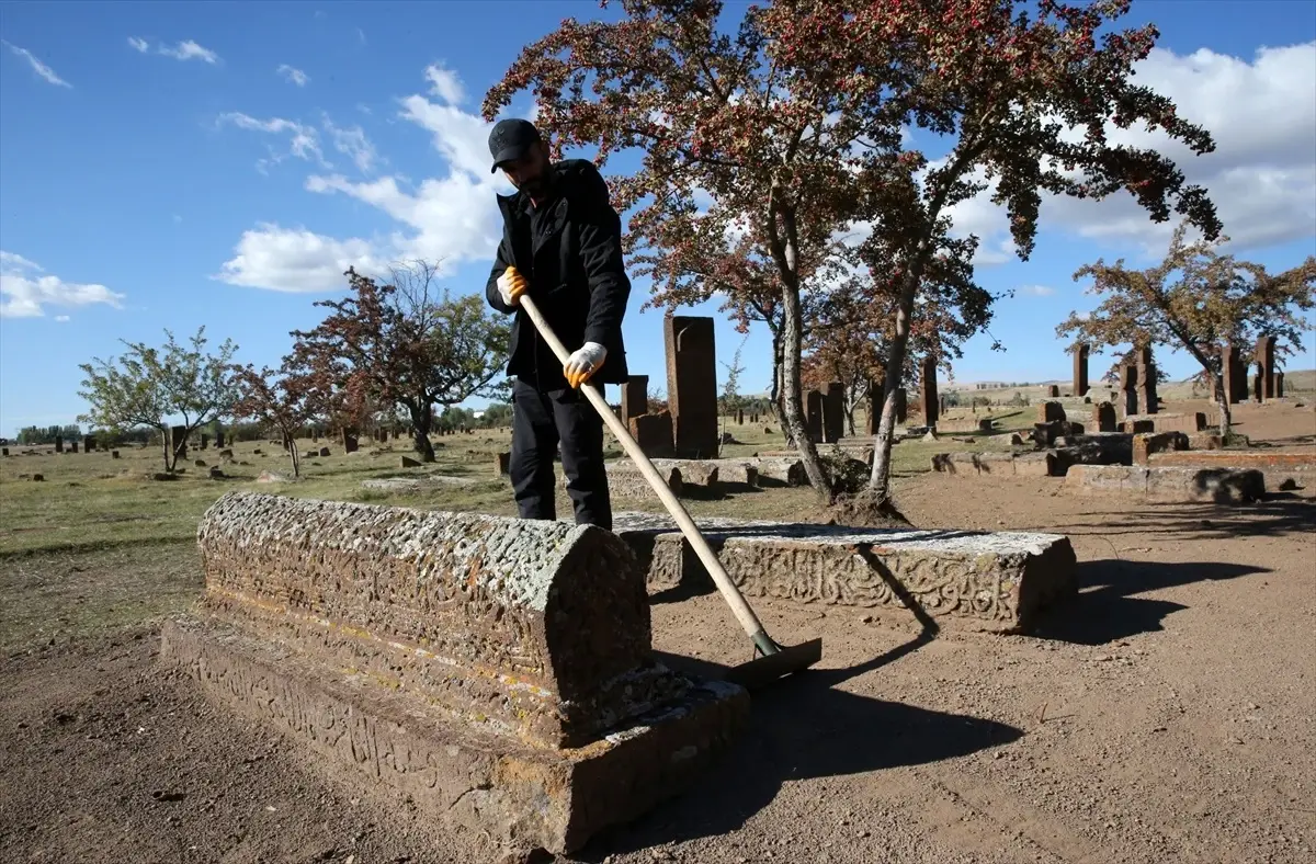 Ahlat\'ta 91 Yeni Mezar Bulundu