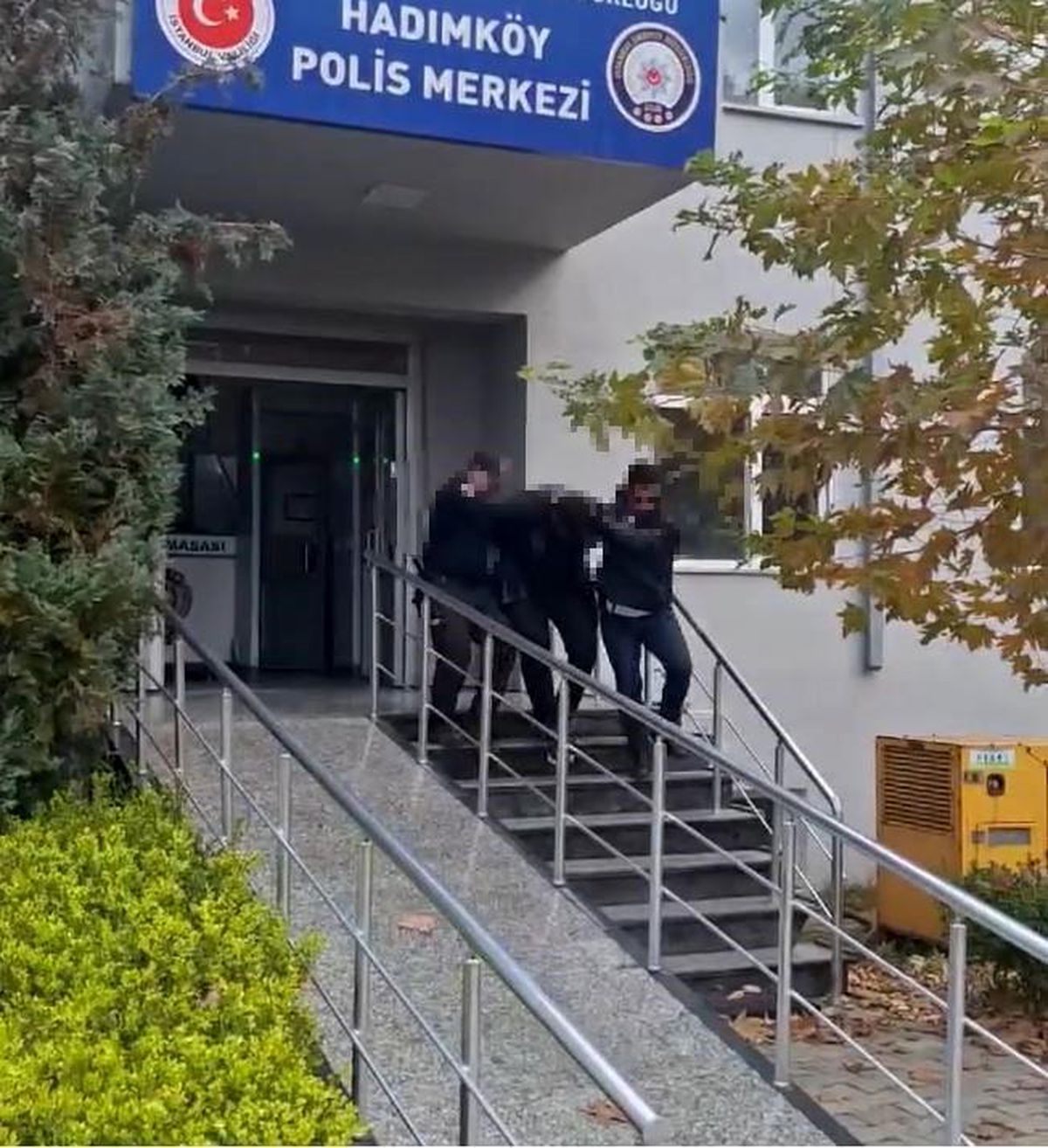 Arnavutköy\'de Trafik Kavgası: Sürücü Minibüse Çarptı