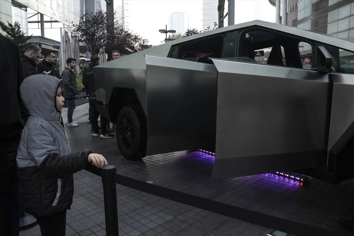 Tesla Cybertruck Ankara\'da Sergileniyor