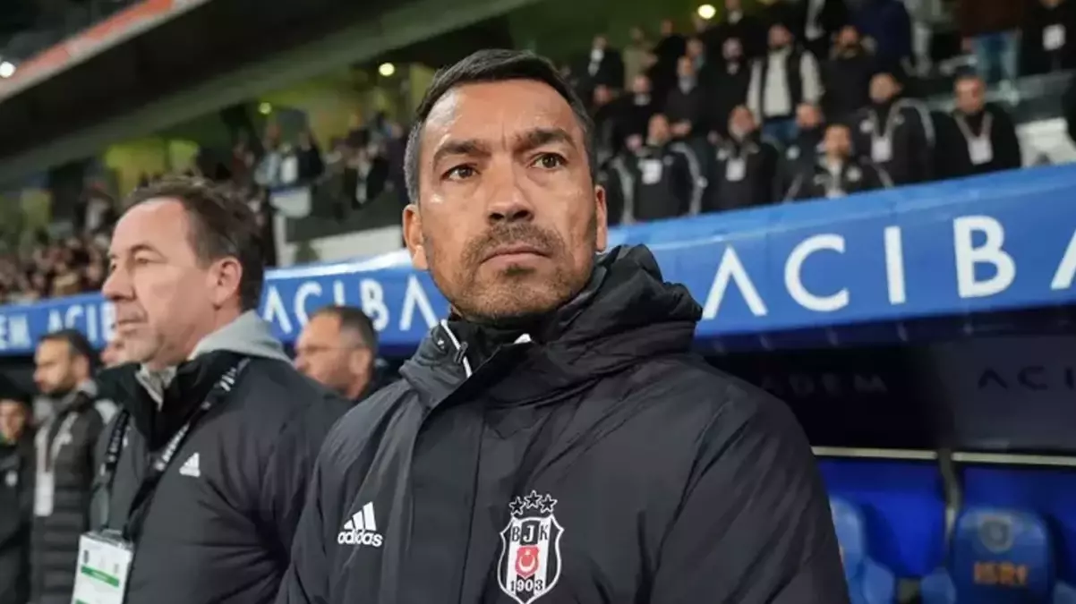 Van Bronckhorst\'tan neşter: Beğenmediği futbolcuların kalemini kırıyor