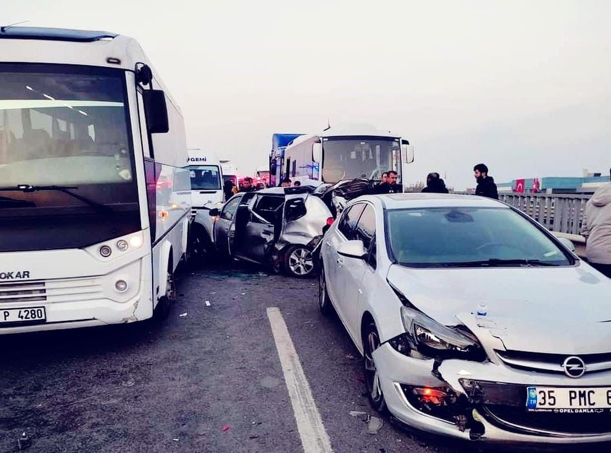 Yalova\'da Zincirleme Kaza: 4 Yaralı