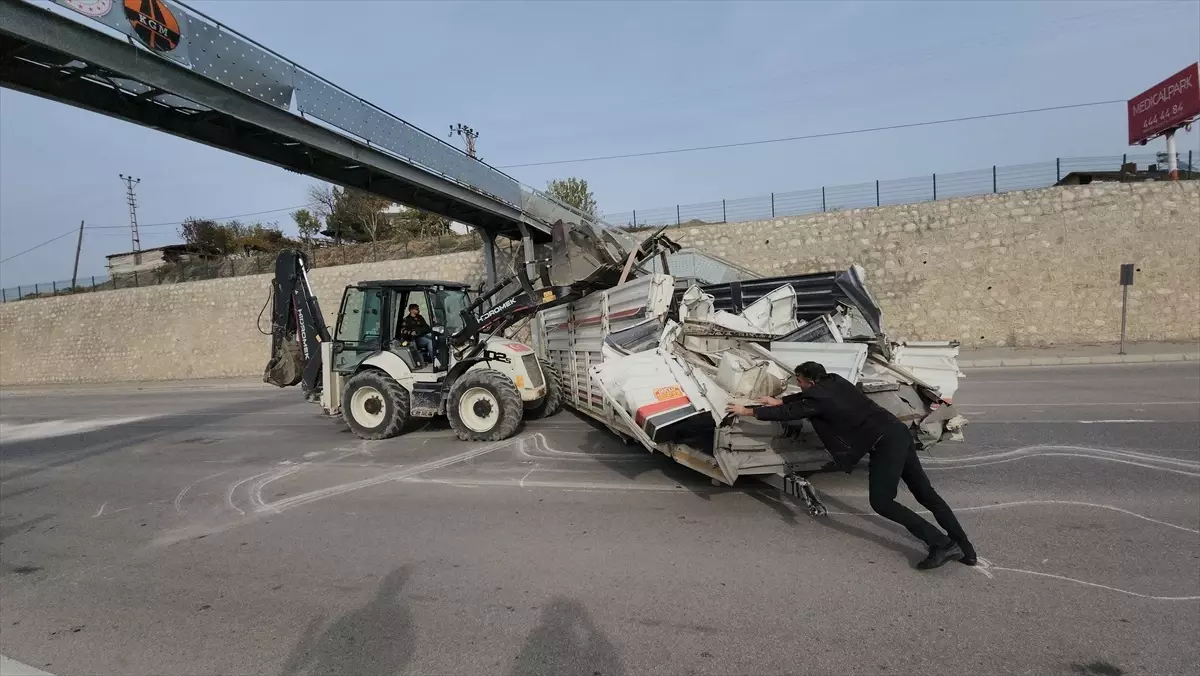 Kamyon Damperi Üst Geçide Çarptı