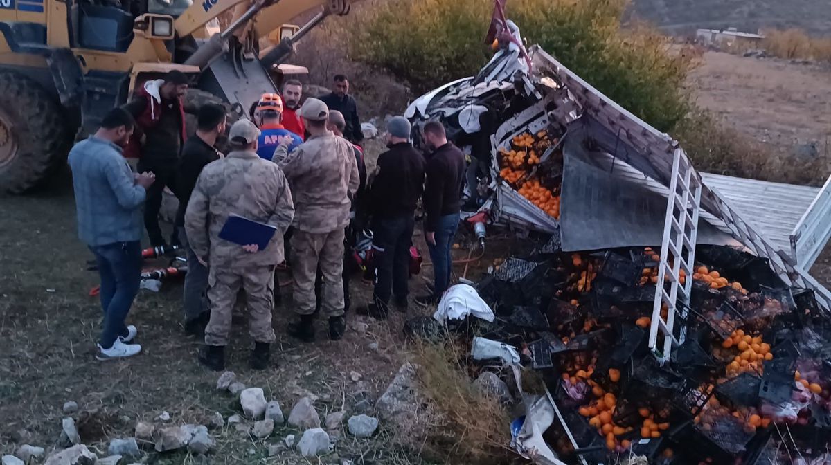 Bitlis\'te Meyve Yüklü Kamyonet Takla Attı