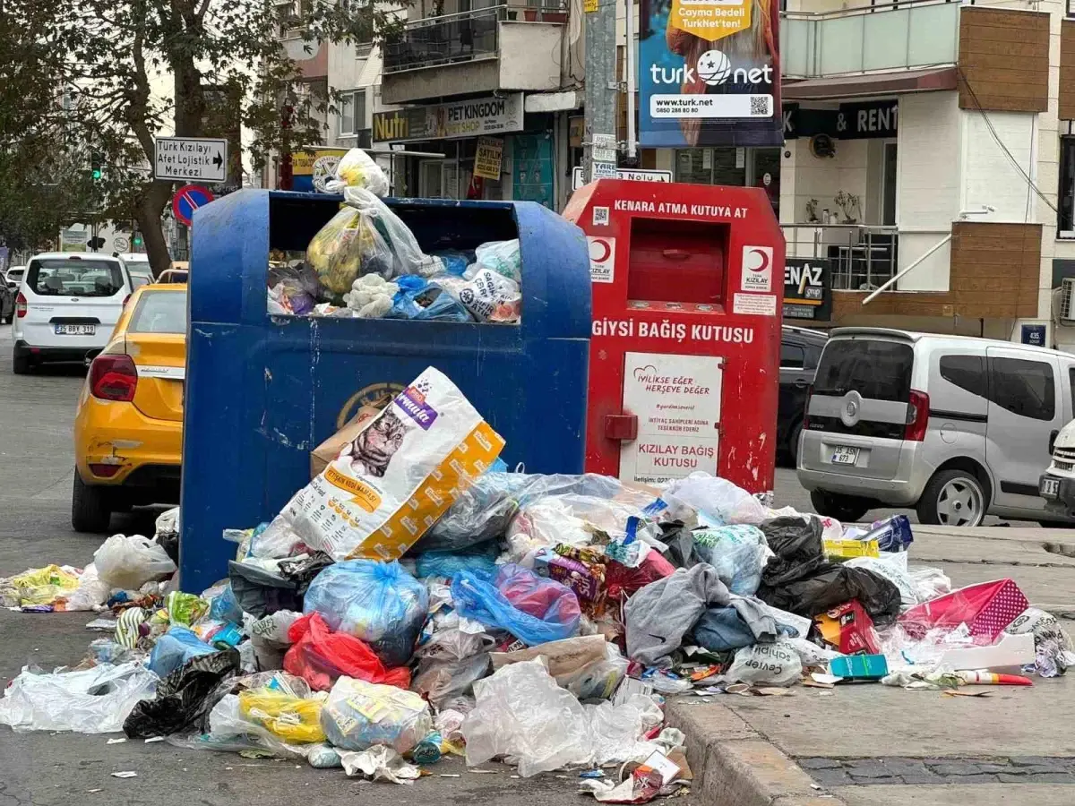 Buca\'da Belediye İşçileri Greve Gitti, Sokaklar Çöp İçinde Kaldı