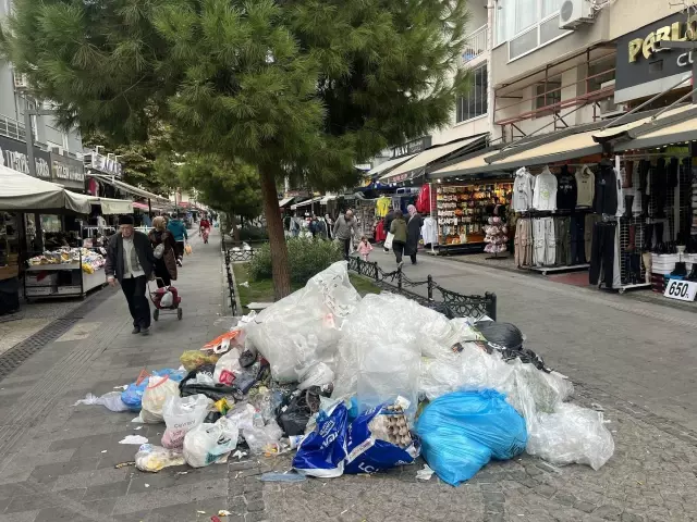 Buca Belediyesi'nde grev var, sokaklar çöplüğe döndü