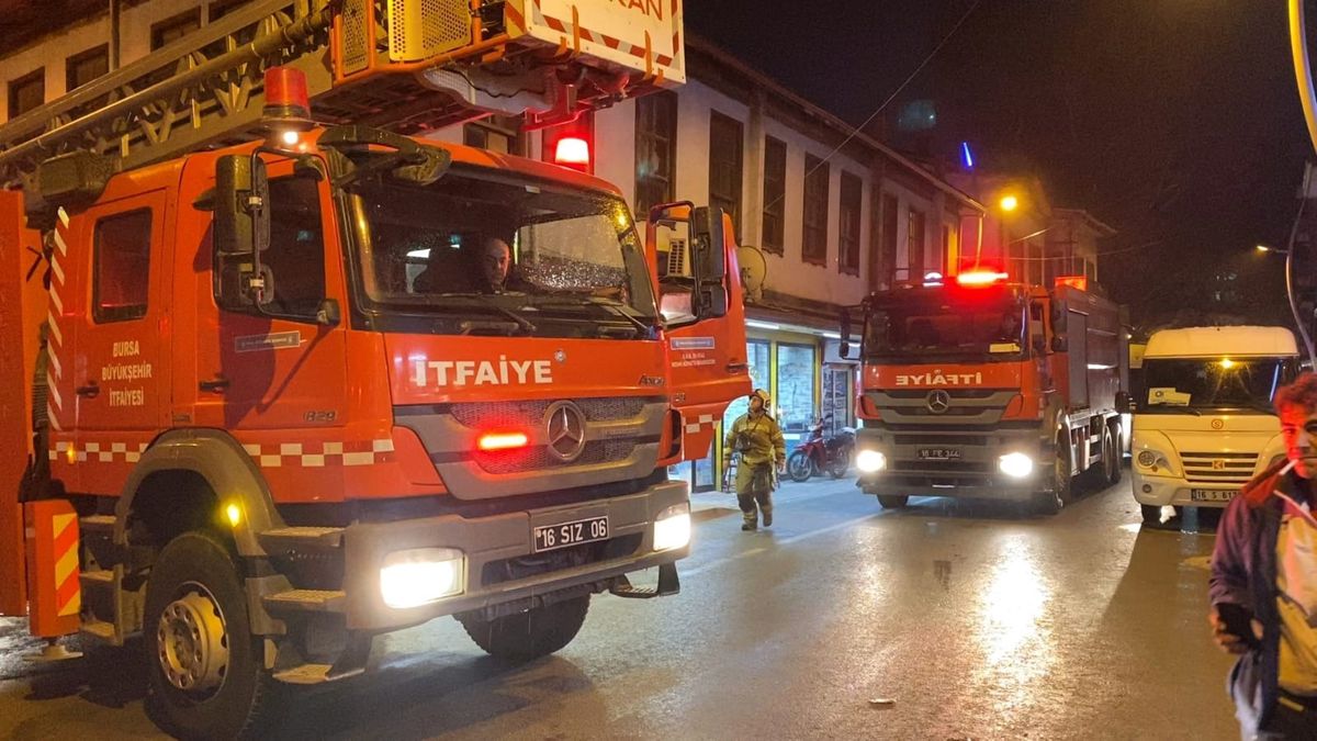 İnegöl\'de Çatı Yangını Paniğe Neden Oldu