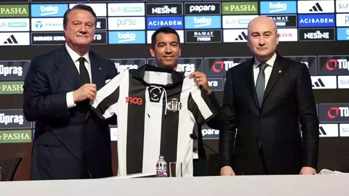 Giovanni van Bronckhorst Beşiktaş\'tan ayrılıyor mu? Hasan Arat\'tan tartışmaları bitirecek sözler