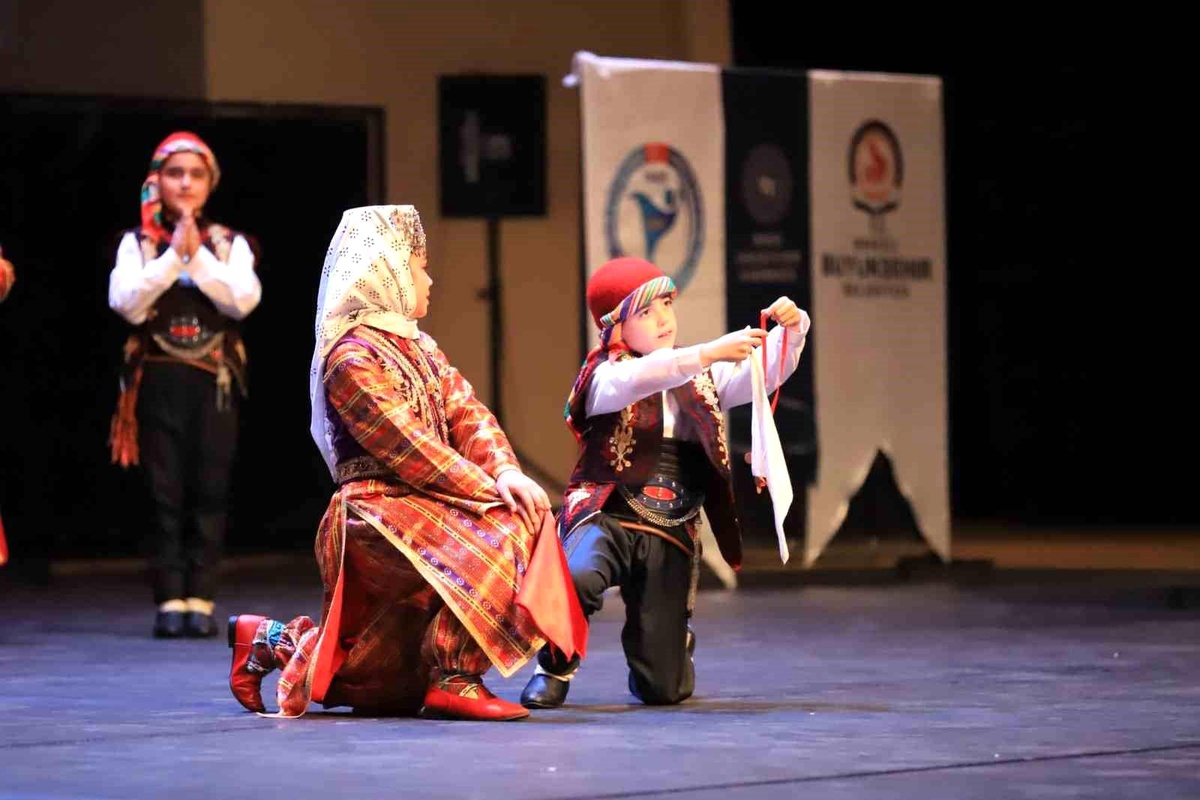 Denizli\'de Halk Oyunları Kulüpler Türkiye Şampiyonası Devam Ediyor