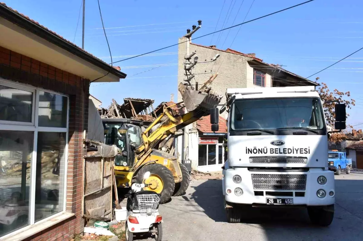 İnönü\'de tehlike saçan metruk bina yıkıldı