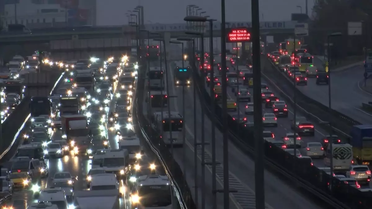 İstanbul\'da Yağmur ve Trafik Yoğunluğu