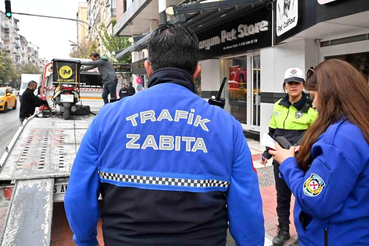 Manisa\'da Motosikletlerin Kaldırım İşgali Denetlendi