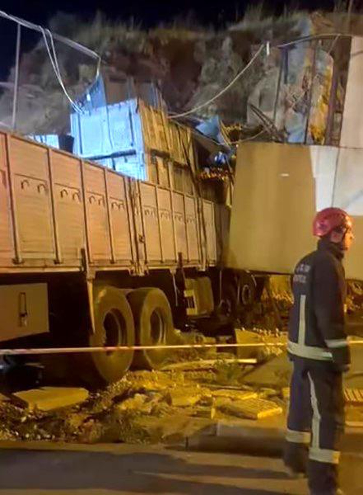 Alanya\'da Kamyon Kazası: Sürücü Hayatını Kaybetti