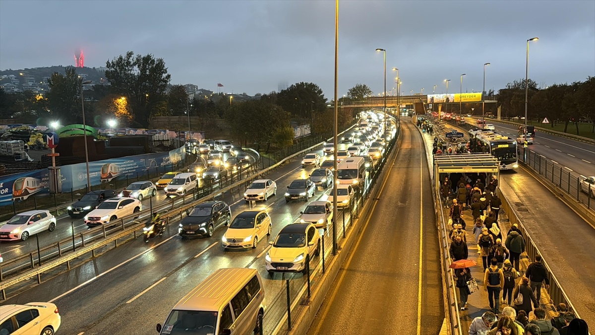 İstanbul\'da akşam saatlerinde trafik yoğunluğu yüzde 90\'a ulaştı