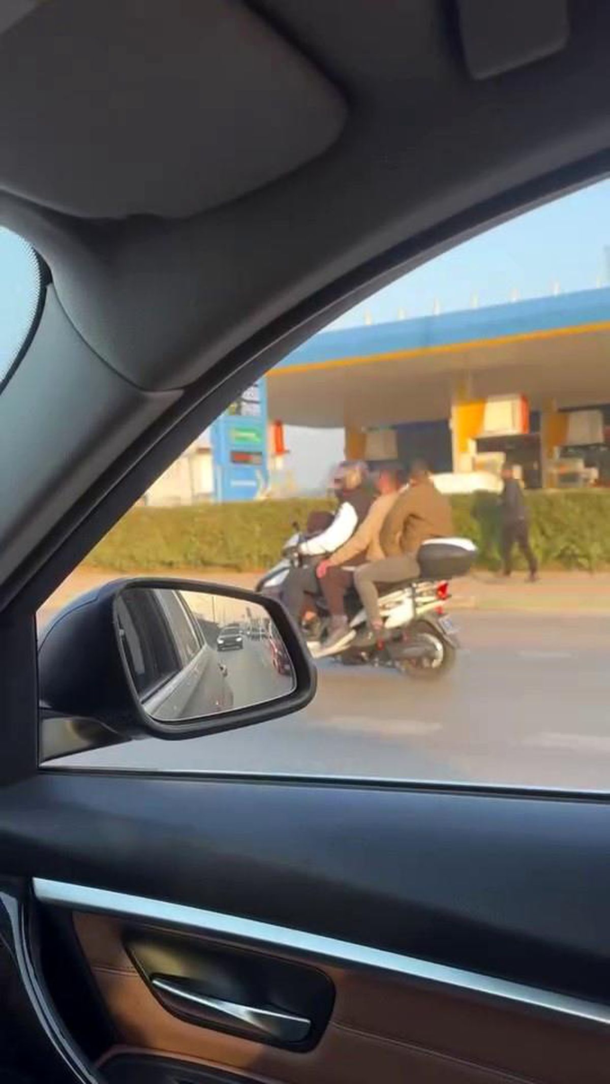 Bursa\'da 3 Kişi Motosikletle Tehlikeli Yolculuk