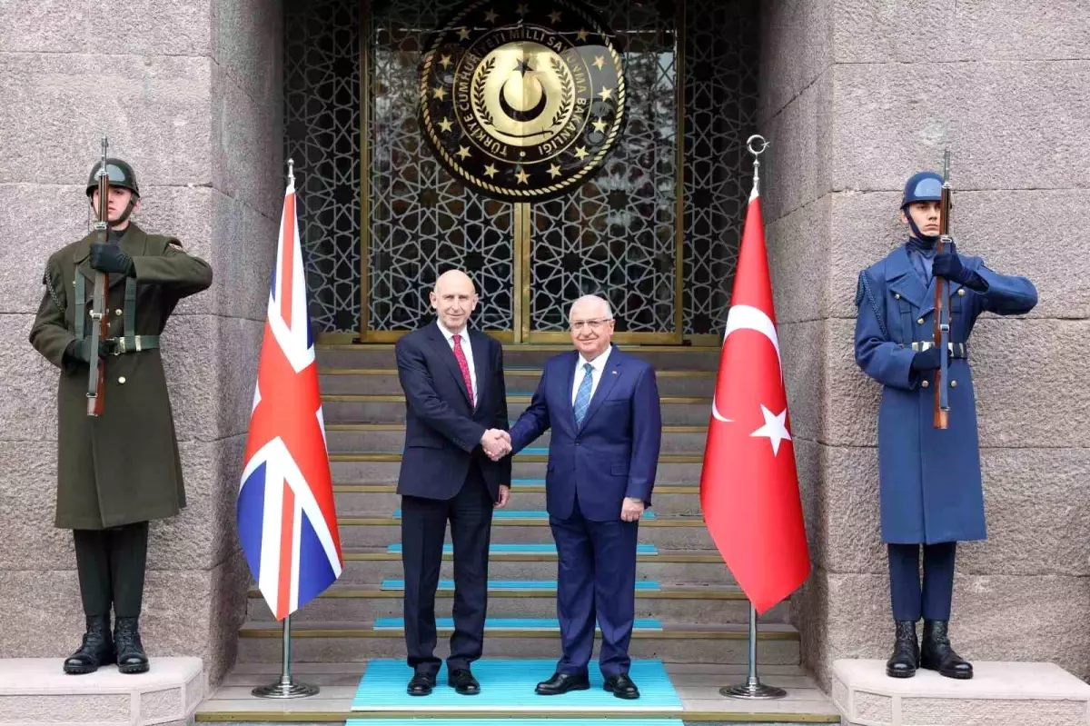 Birleşik Krallık Savunma Bakanı Healey TUSAŞ tesislerini ziyaret etti