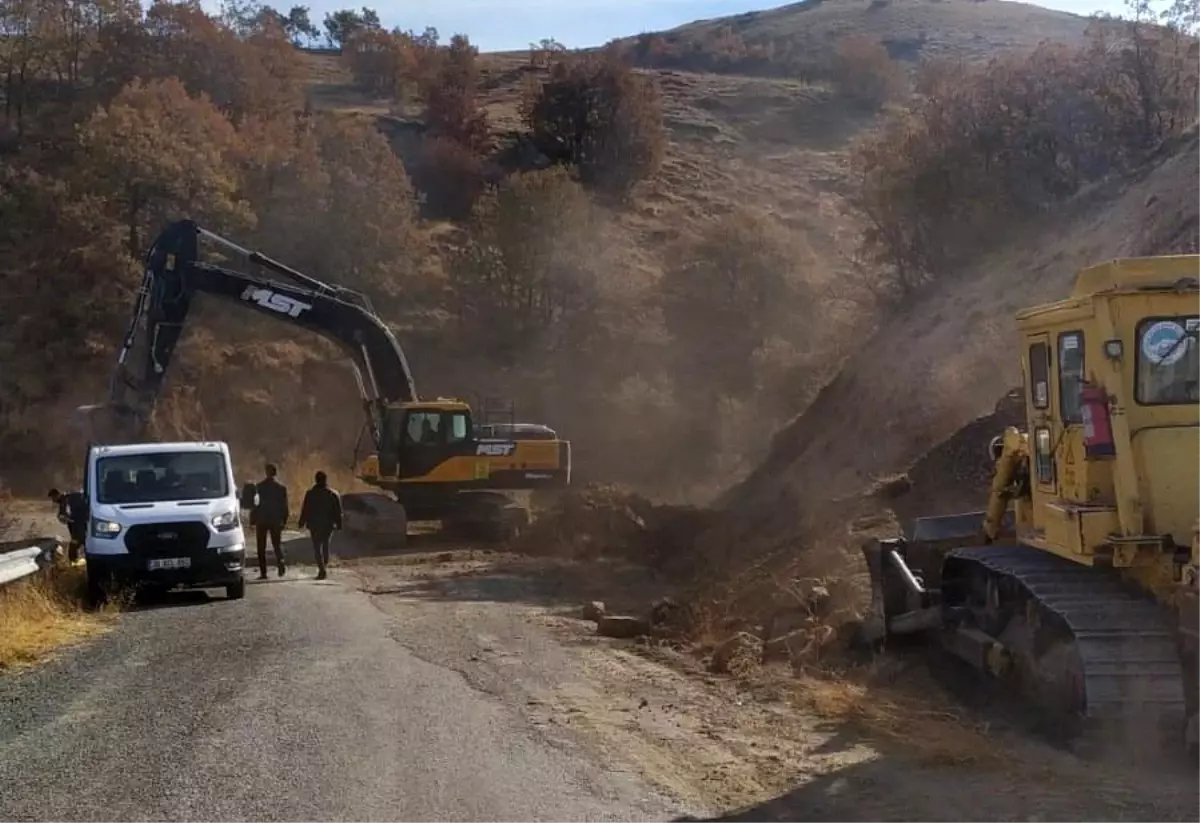 Bünyan\'da Yol Çökmesi: Ekipler Hızla Çalışmalara Başladı