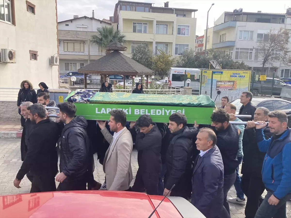 Çanakkale\'de trafik kazasında hayatını kaybeden genç kadın toprağa verildi