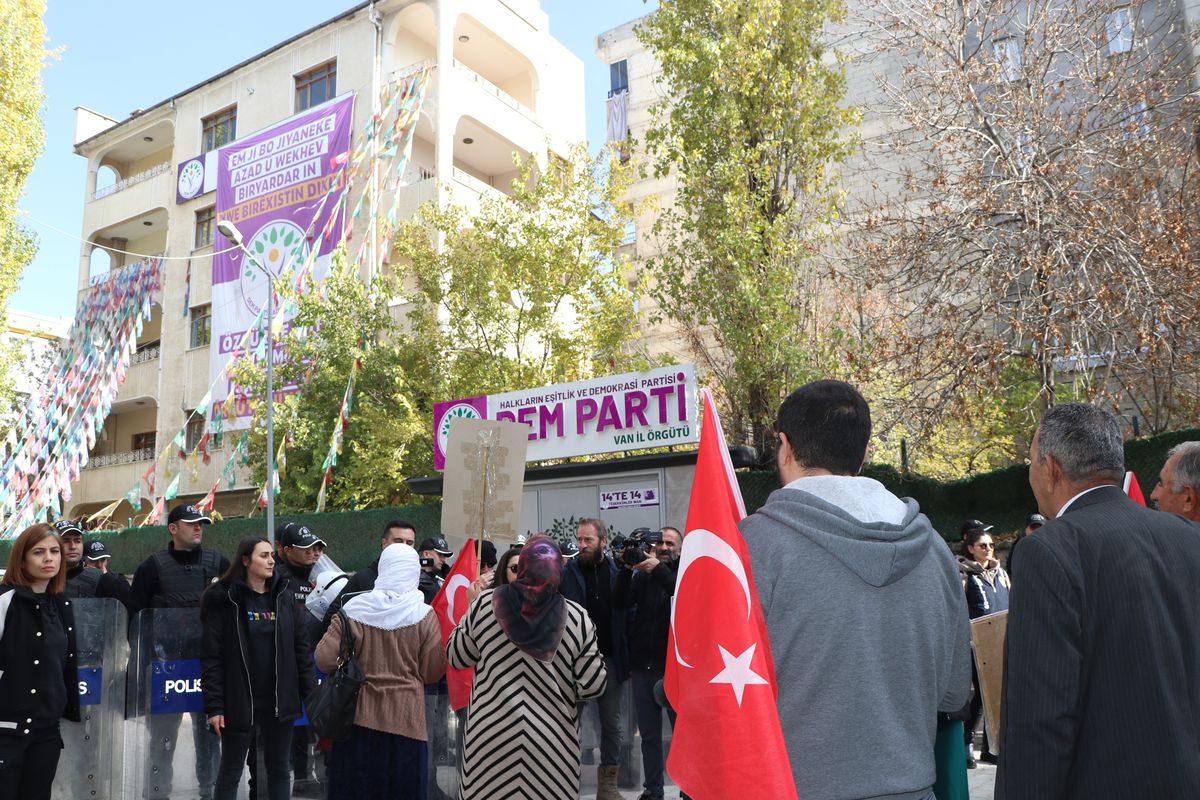 Evlat eylemine katılan anne: Çocuklarımızı söke söke PKK\'dan alacağız