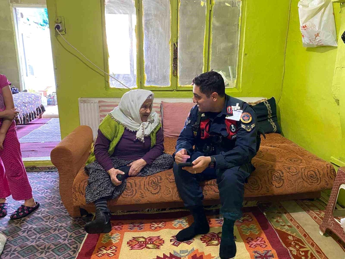 Jandarma 80 Yaş Üstü Vatandaşları Ziyaret Ediyor