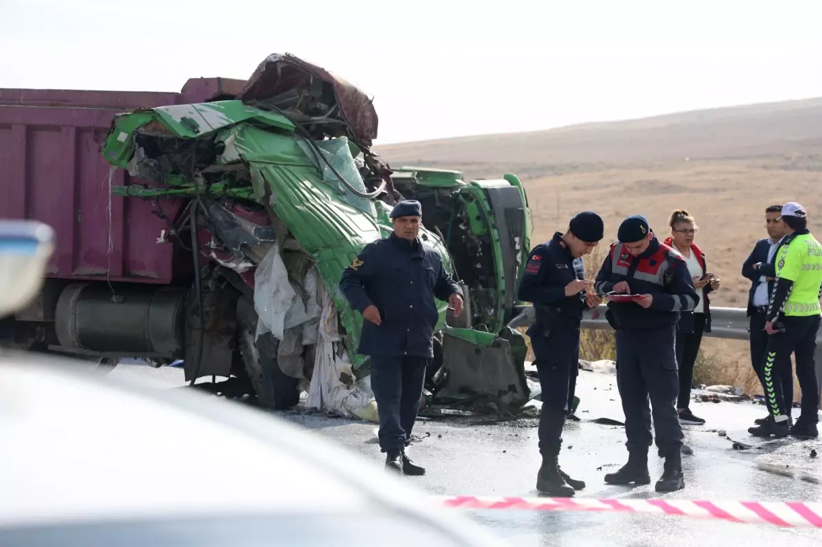 Konya\'da Tanker-Kamyon Çarpışması: İki Ölü