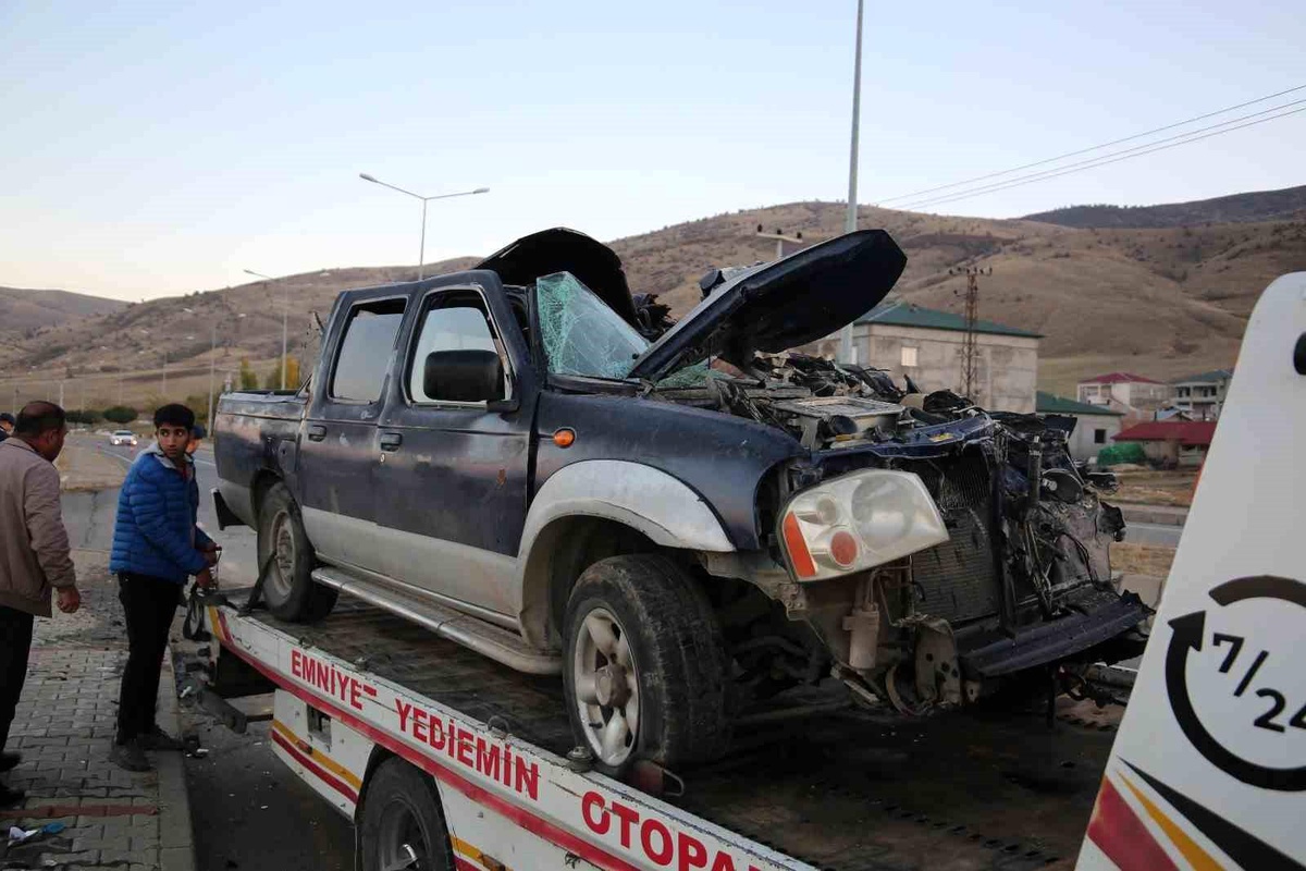Muş\'ta Trafik Kazası: 3 Yaralı