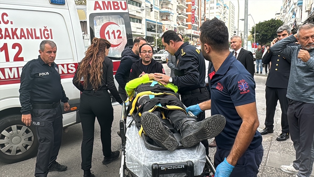Antalya\'da Kazada Yaralanan Polisin Yanında Emniyet Müdürü